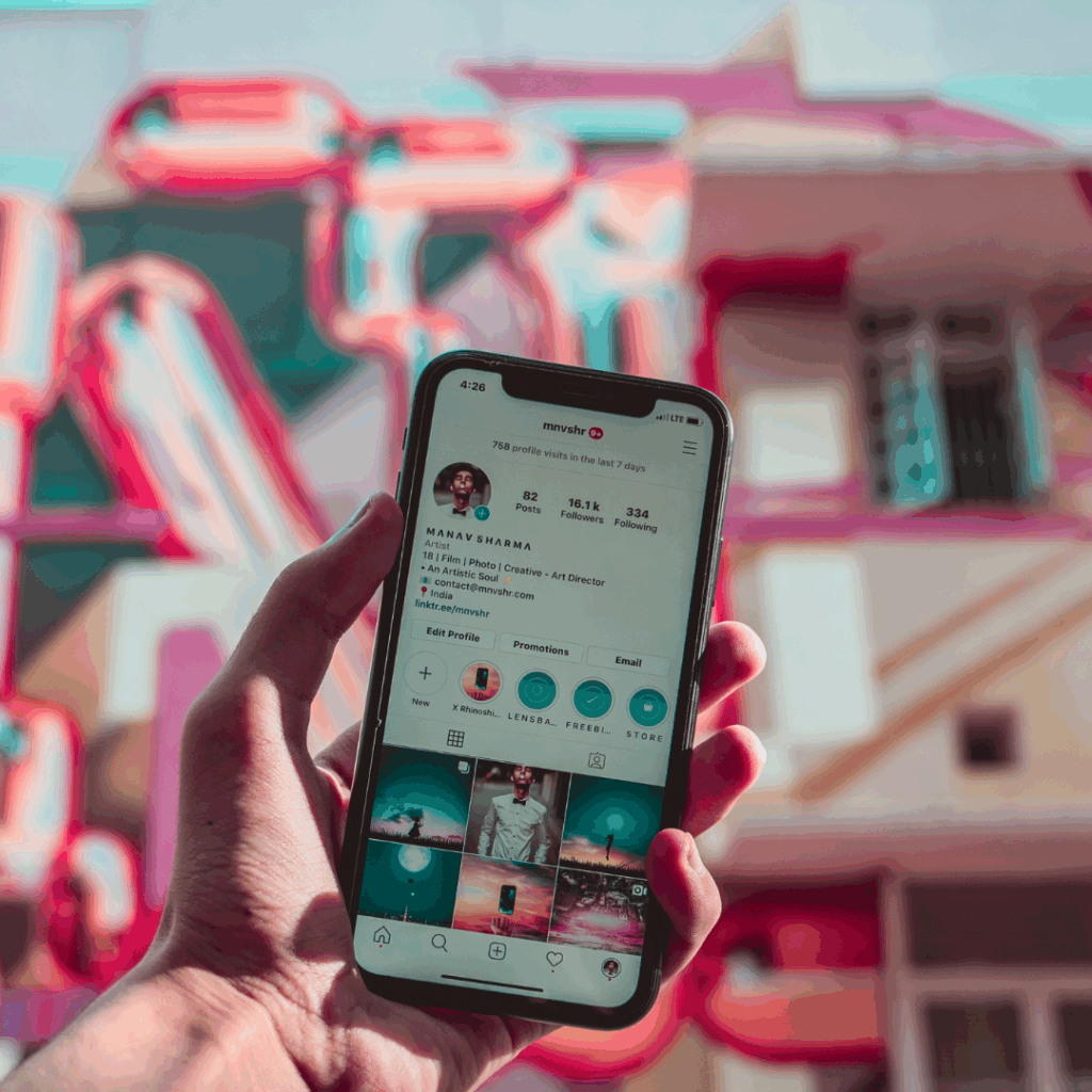 Movil mostrando un perfil de Instagram