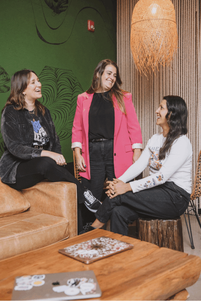 Sari, Mar y Gaby sonriendo